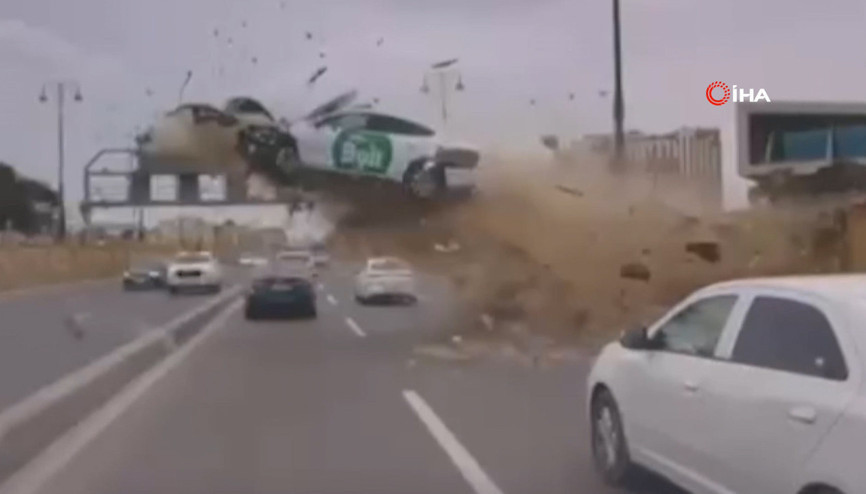 Bakü’de kontrolden çıkan araç beton bariyeri aşarak ana yola uçtu