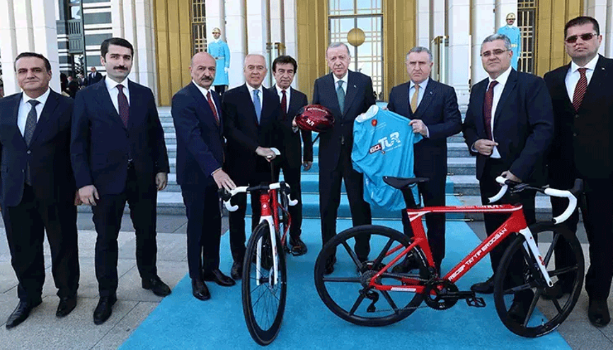 Cumhurbaşkanı Erdoğan, 60. Cumhurbaşkanlığı Türkiye Bisiklet Turu heyetini kabul etti