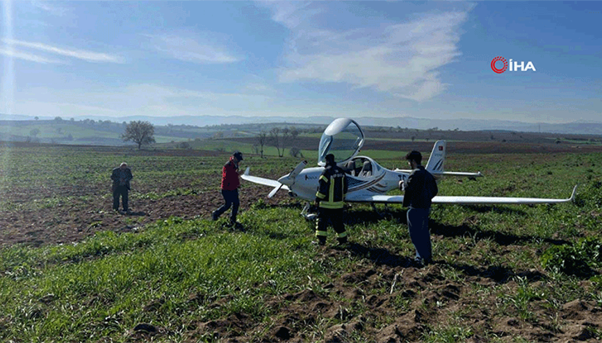 Eğitim uçağı tarlaya zorunlu iniş yaptı