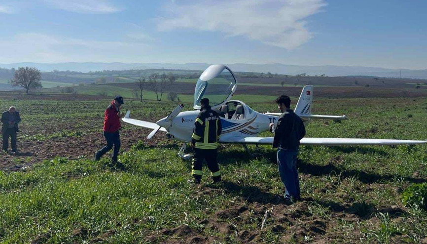 Eğitim uçağı tarlaya zorunlu iniş yaptı