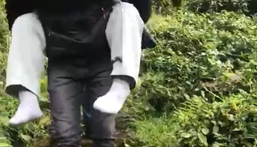 Muhtar Sırtında Taşıdığı Hasta Köylüyü Kara Yoluna Ulaştırdı Muhtar Sırtında Taşıdığı Hasta Köylüyü Kara Yoluna Ulaştırdı