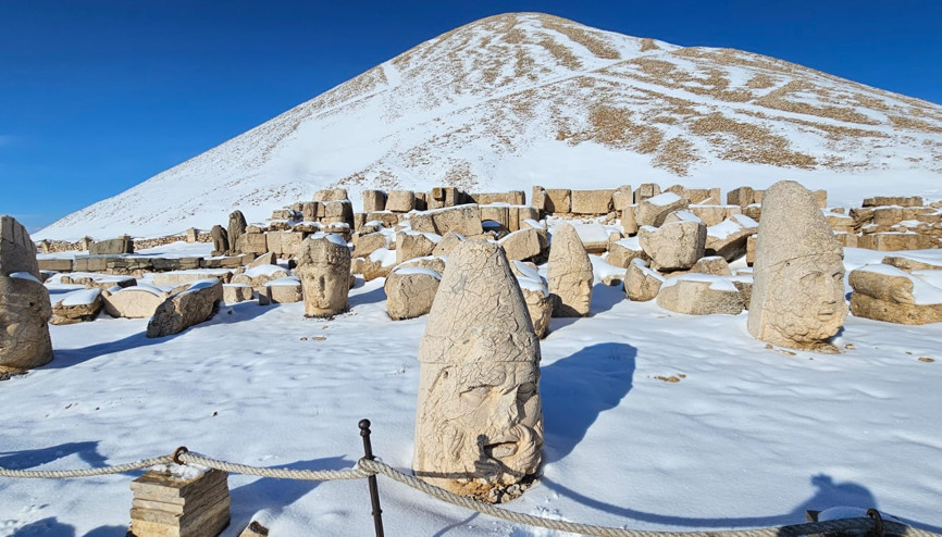 Nisanda Nemrut Dağında Turistlere Kar Sürprizi