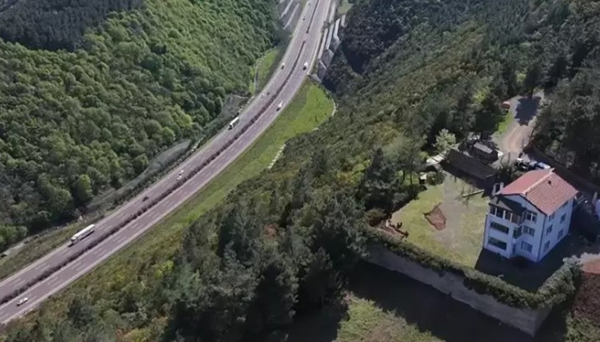 Dağın zirvesindeki yalnız ev yeni sahibini bekliyor