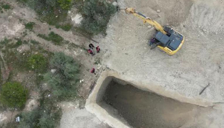 Yok artık Bu sefer kazma kürek değil kepçe ile yakalandılar: 2 kişi gözaltına alındı