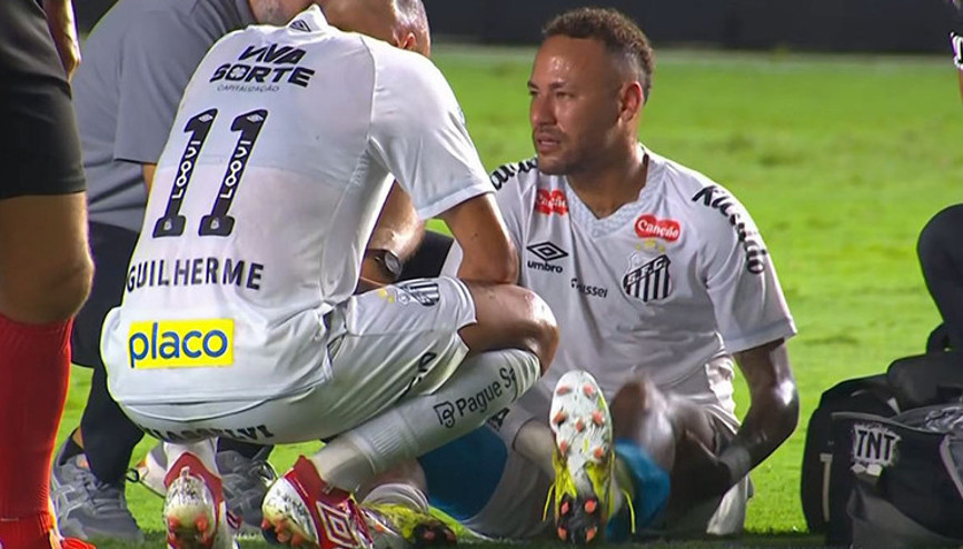 Sakatlanan Neymar, gözyaşlarıyla sahayı terk etti