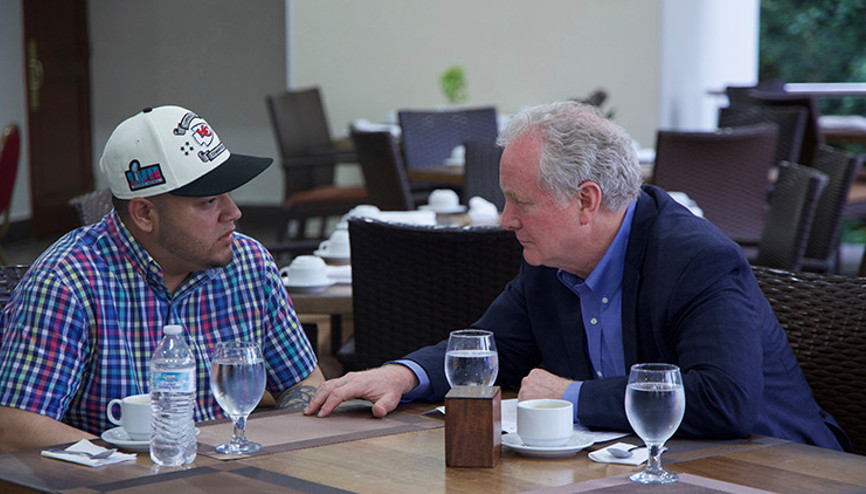 Demokrat Senatör Van Hollen, yanlışlıkla sınır dışı edilen ABD vatandaşıyla El Salvadorda görüştü