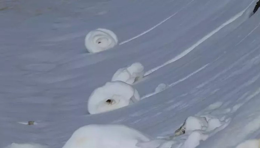 Doğada ender oluşan kar ruloları Amasya’da tekrar görüldü
