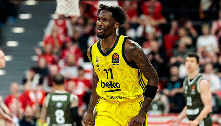 Nigel Hayes-Davis, normal sezonun en iyi 5ine seçildi