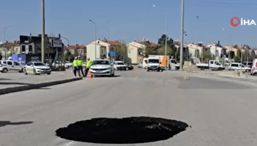 Afyonkarahisar’da asfalt yol çöktü, çukur oluştu