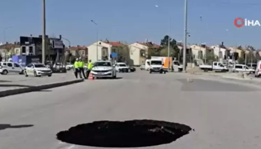 Afyonkarahisar’da asfalt yol çöktü, yaklaşık 3 metre derinliğinde çukur oluştu