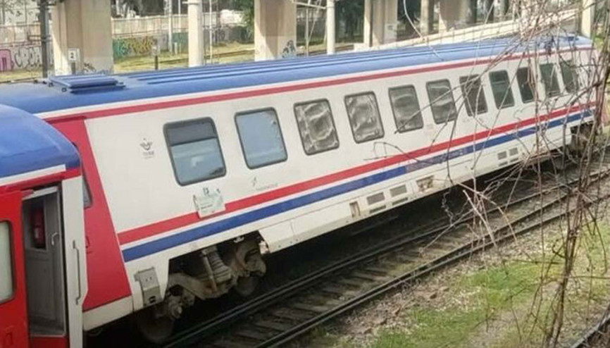 İzmir’de bakımdan dönen yolcu treninin bir vagonu raydan çıktı