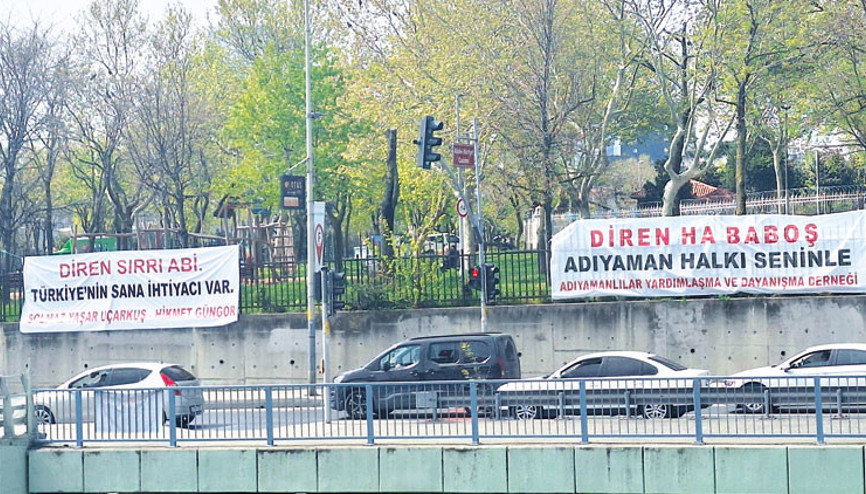 Sevenlerinden pankart... ‘Diren Sırrı Abi’