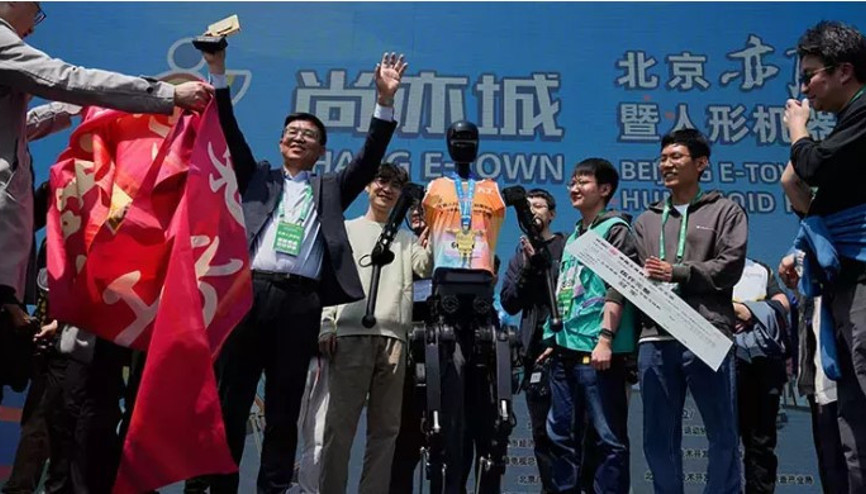 Çinli robotlar ilk kez yarı maratonda insanlarla koştu