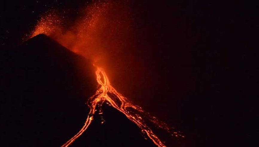 Etna Yanardağı güçlü şekilde kül ve lav püskürttü