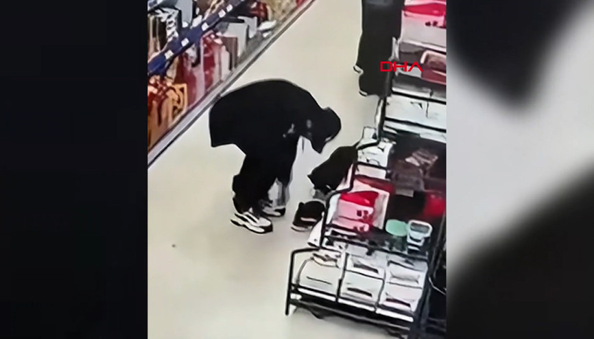 Sultangazi’de reyonda beğendiği ayakkabıyı giyip marketten çıktı O anlar kamerada