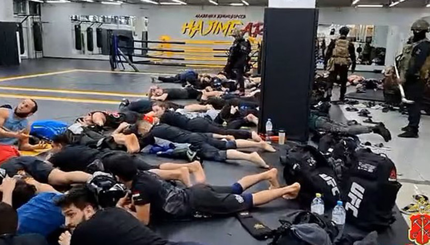 Rusyada spor salonuna polis baskını Kelepçeleyip askerlik bürosuna götürdüler...