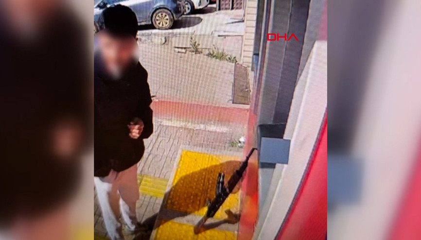 Uzun namlulu silahla gelip ATMden para çeken şüphelinin görüntüleri ortaya çıktı Uzun namlulu silahla gelip ATMden para çeken şüphelinin görüntüleri ortaya çıktı