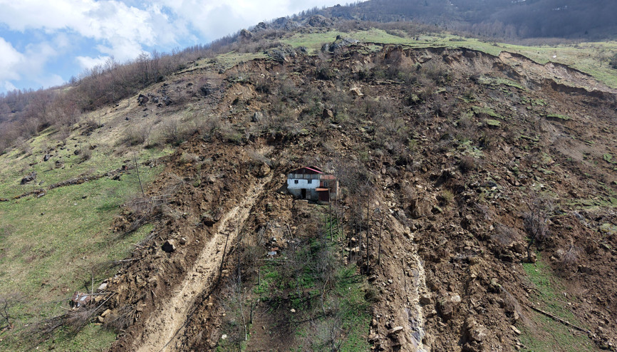 Sis İçinde Sirenli Uyarılarla Heyelandan Kurtuldular