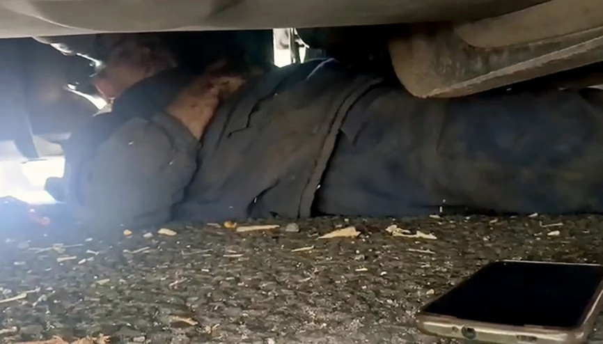 Adanada tamir ettiği TIRın altında sıkıştığı düşünülen şoför, ekipleri alarma geçirdi Adanada tamir ettiği TIRın altında sıkıştığı düşünülen şoför, ekipleri alarma geçirdi