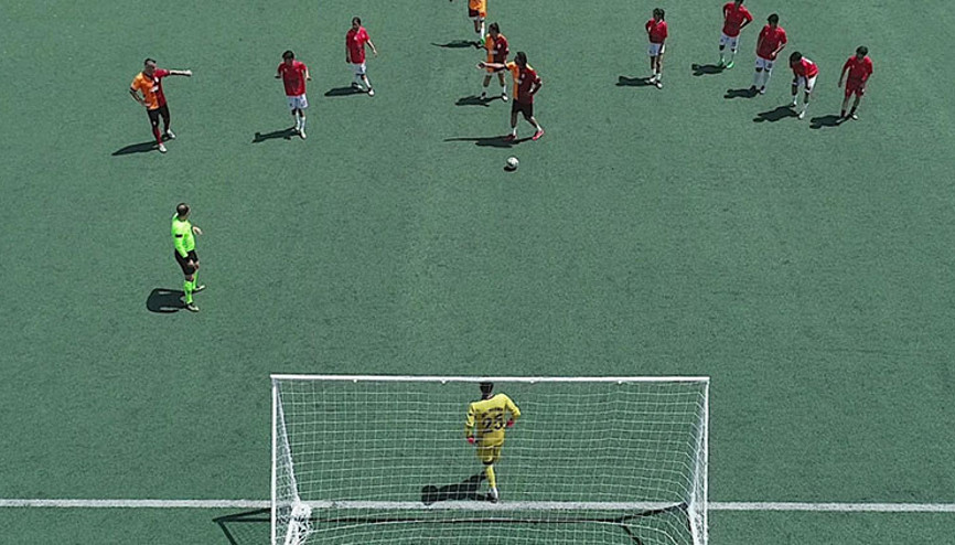 Galatasaraylı eski futbolcular, Şırnakın Cizre ilçesinde gençlerle dostluk maçı yaptı