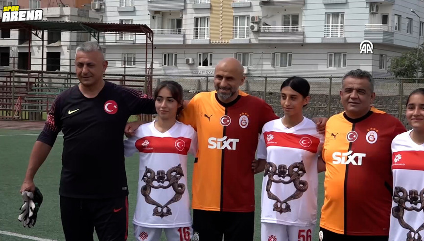 Galatasaraylı eski futbolcular, Şırnakın Cizre ilçesinde gençlerle dostluk maçı yaptı