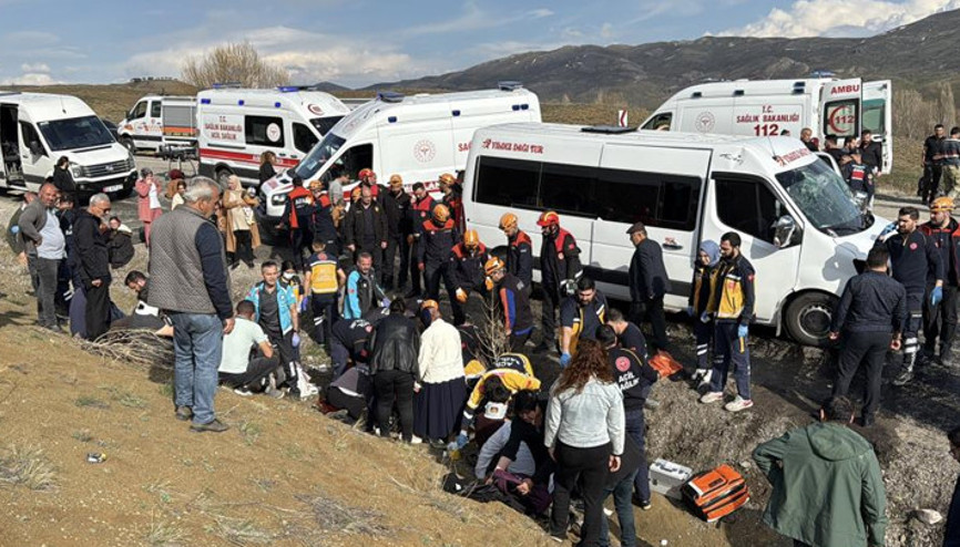 Sivasta öğretmenleri taşıyan minibüs ile otomobil çarpıştı: 1 can kaybı, 17 yaralı