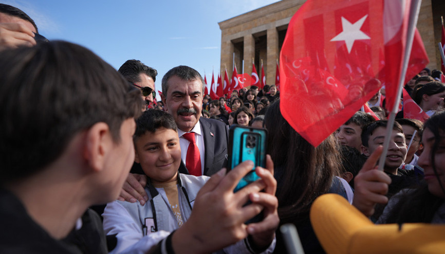 Bakan ve öğrenciler Anıtkabirde