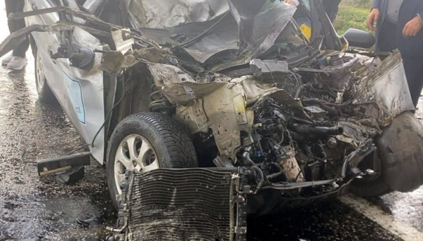 TIRın savrulan dorsesi otomobile çarptı: 1 ölü, 1 yaralı TIRın savrulan dorsesi otomobile çarptı: 1 ölü, 1 yaralı