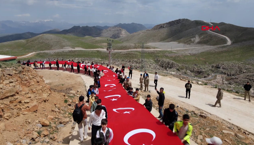 105 çocuk, Cudi Dağı’nda 105 metrelik Türk bayrağıyla yürüdü