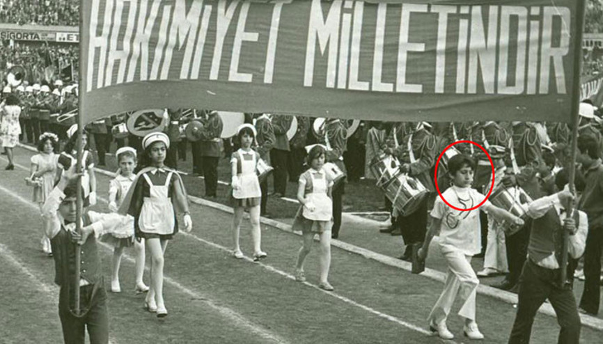 Ünlü isimlerden 23 Nisan paylaşımı... 1974 MithatPaşa Stadyumu Yürüyüşüne bakılırsa askeri doktor sanırım