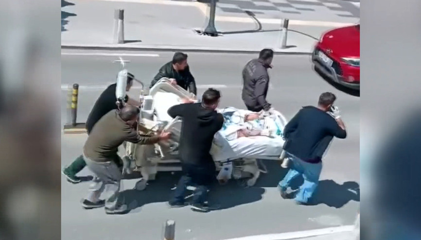 Fatih’te deprem sırasında hastayı böyle taşıdılar