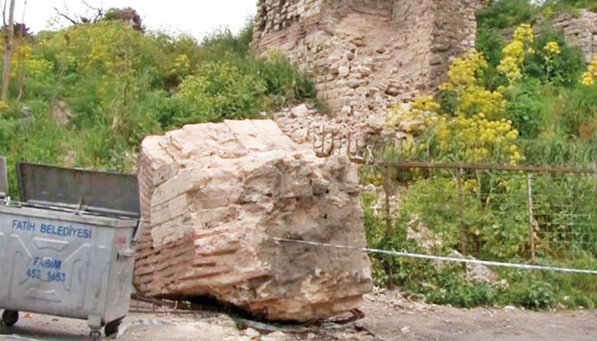 Tarihi surdan dev kütle koptu