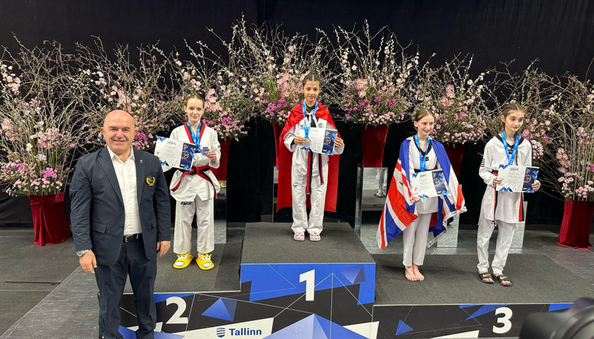 İpek Özmen yıldızlı bayrağı dalgalandırdı