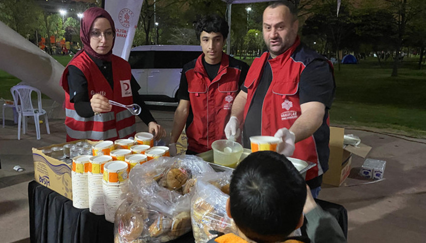 Vakıflar Genel Müdürlüğü geceyi parklarda geçirenlere çorba ikram etti
