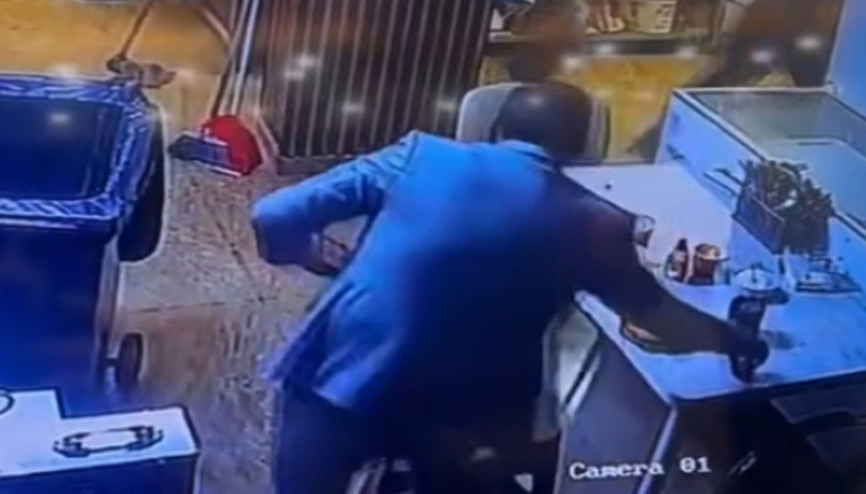 İstanbuldaki 6.2 büyüklüğündeki depremde çayını alıp dışarı çıktı