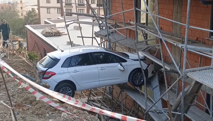 İstanbul - Kartalda yoldan çıkan otomobil inşaat ile duvar arasında sıkıştı İstanbul - Kartalda yoldan çıkan otomobil inşaat ile duvar arasında sıkıştı
