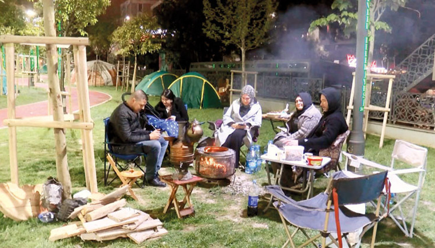 Hocalar tartışıyor vatandaş şaşkın: Eve girelim mi girmeyelim mi Hocalar tartışıyor vatandaş şaşkın: Eve girelim mi girmeyelim mi