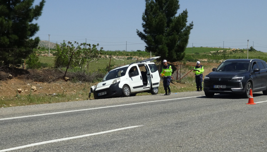 Batman’da hafif ticari araç şarampole yuvarlandı: 2 yaralı