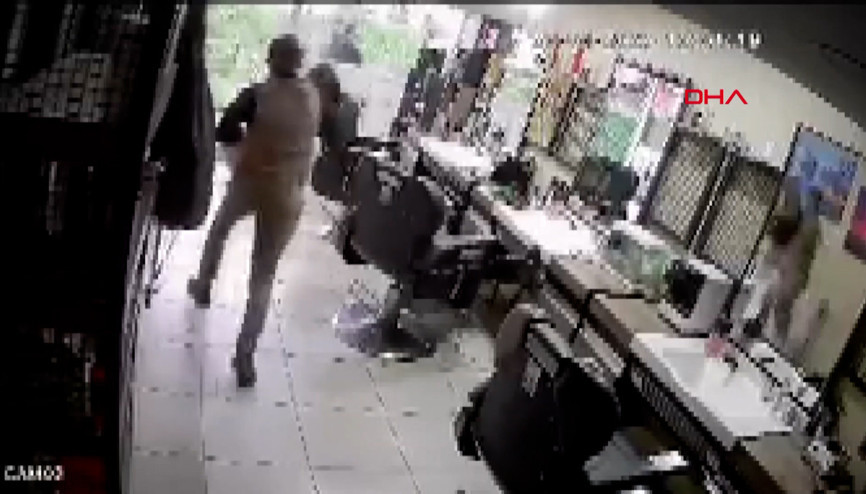 Deprem anında berberde unutulan çocuğu alıp dışarı koştu