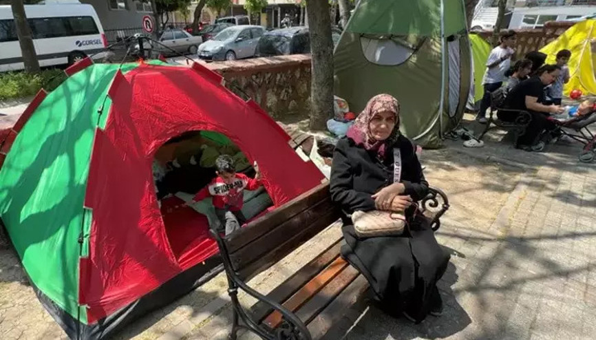 Avcılarda evlerine girmekten çekinenler çadırlarda kalmaya devam ediyor