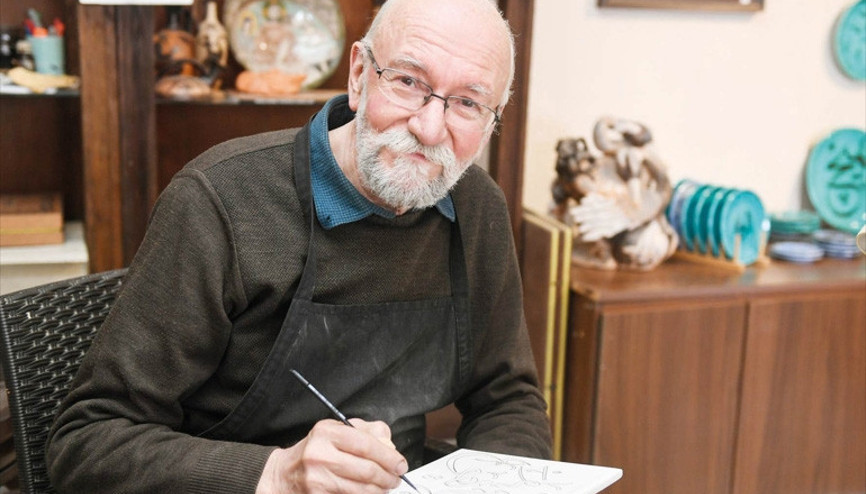 Çiniye ruhunu üfleyen usta... ‘Yaşayan insan hazinesi’ Adil Can Güven