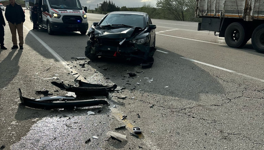 Otomobil kamyona arkadan çarptı: 1 yaralı Otomobil kamyona arkadan çarptı: 1 yaralı