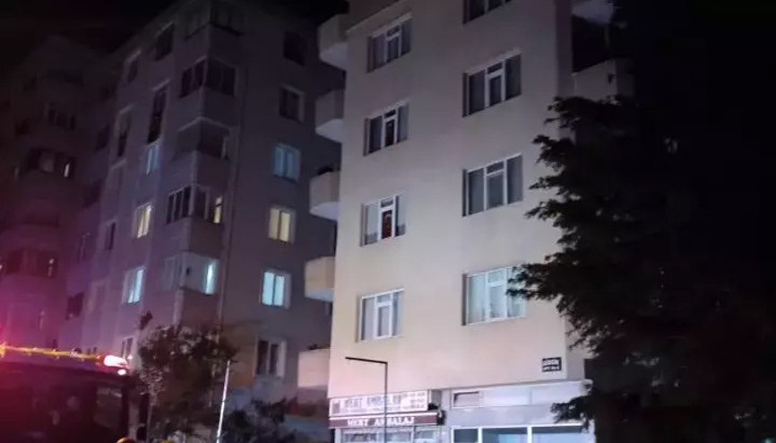 Kadıköyde balkon çöktü, bina tedbiren boşaltıldı