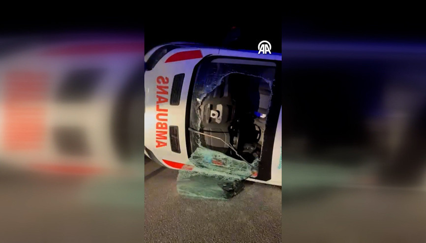 Ambulans ile otomobilin çarpıştığı kazada 7 kişi yaralandı