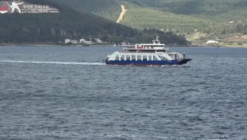 Çanakkalede feribot seferlerine fırtına engeli