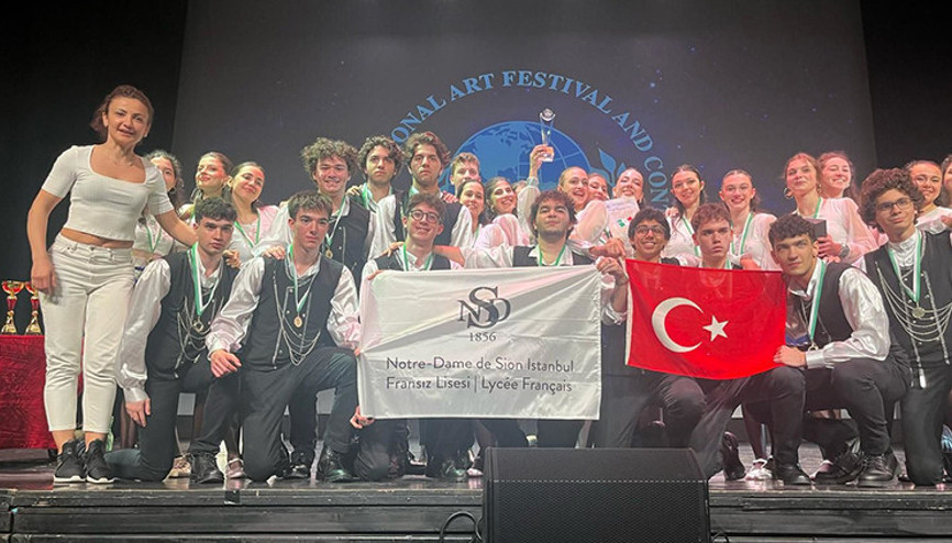 Liselilerden halk oyunlarında büyük zafer... Roma’dan birincilik ve büyük ödülle döndüler