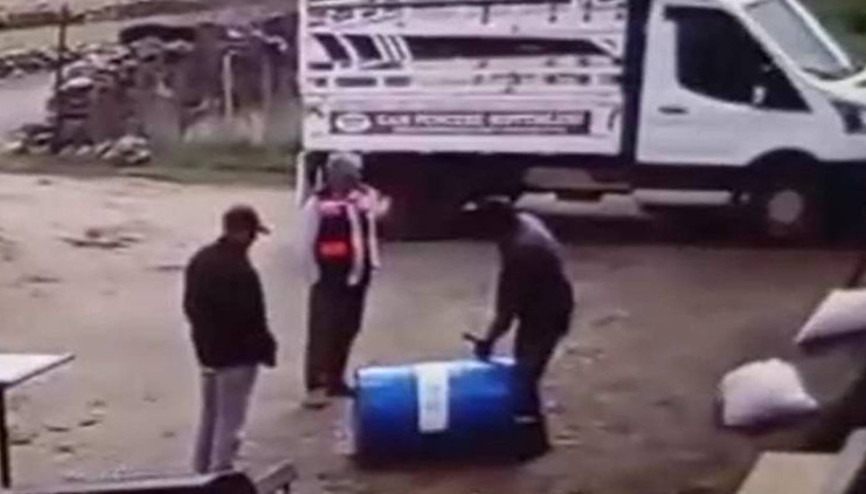 Spiral makinesiyle kesmeye çalıştıkları varil bomba gibi patladı