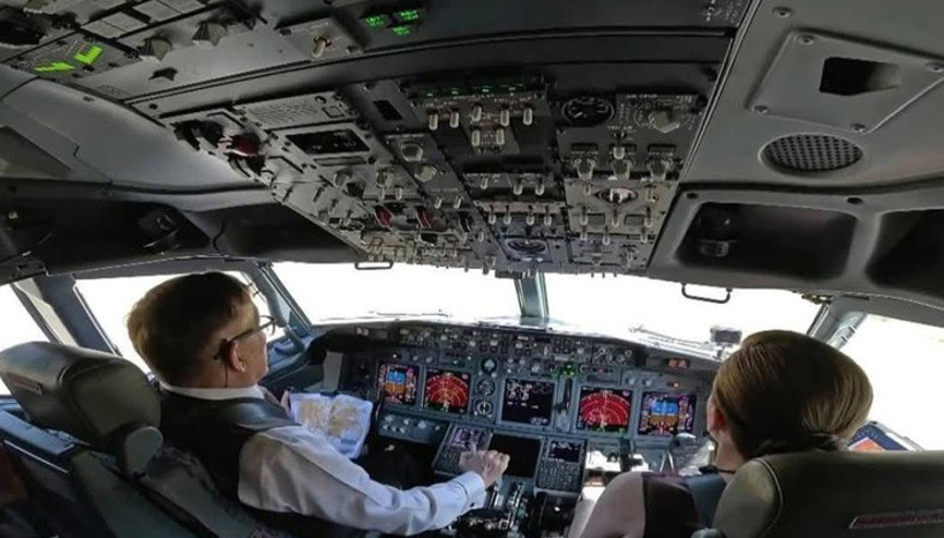 İlk kez yurt dışına çıktılar: Kral ve Kraliçe uçağı kendileri kullandı