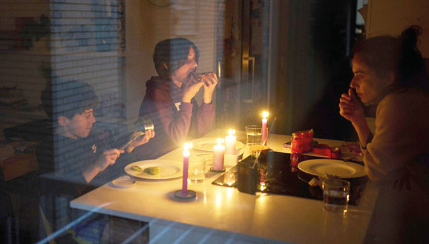 Avrupa’da zorunlu nostalji Mum ışığında pilli radyo