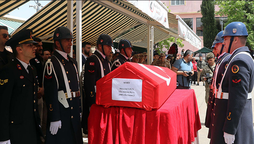 Eğitim faaliyetindeki kazada şehit olan astsubay toprağa verildi